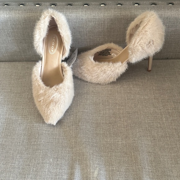 Shoes - Faux Fur Pointed Toe D'Orsay Heels in Beige